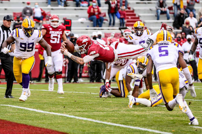 Arkansas' Felipe Franks dives for a touchdown vs LSU